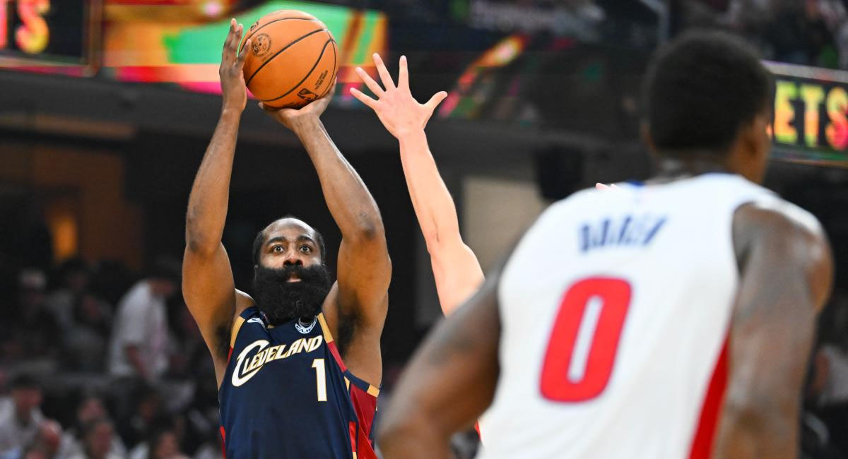 Harden respondió a la hora cero para asegurar el triunfo de su equipo