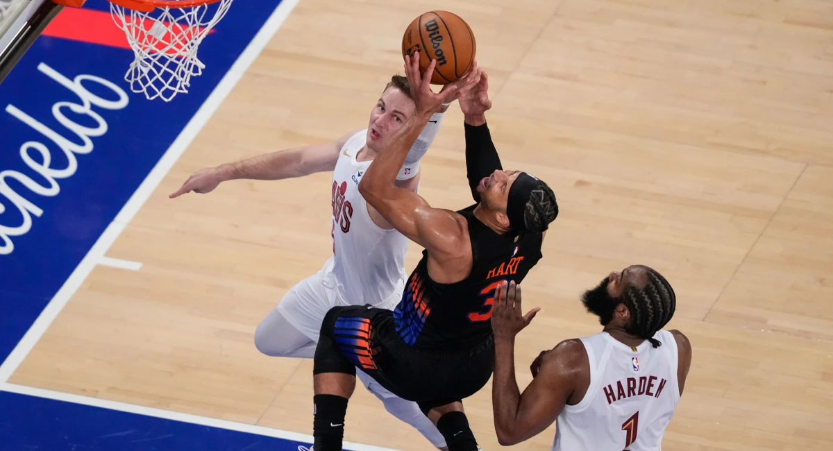 Hart trata de encestar en contra de los Cavaliers