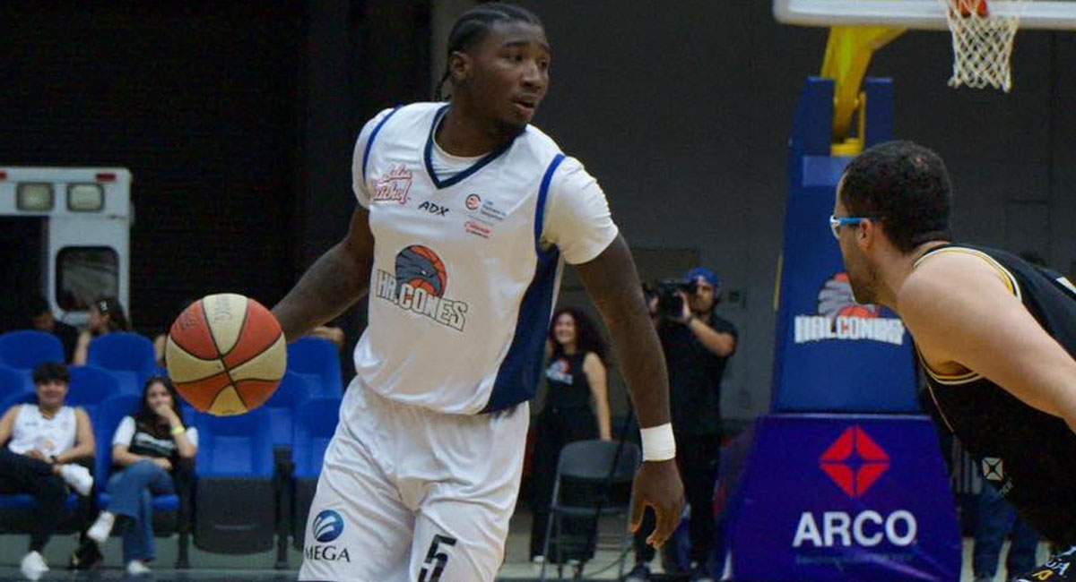 Jaden House trata de ir a la canasta rival ante le defensa de un jugador de Rayos