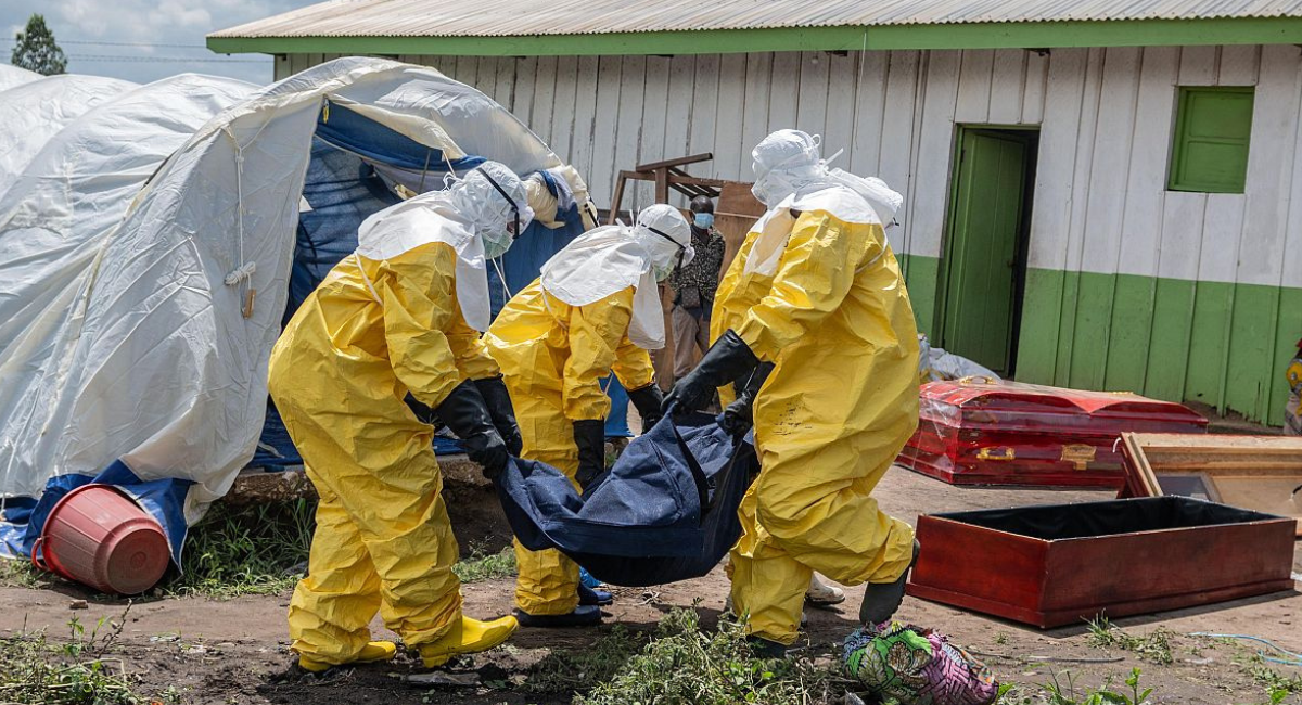 Incendian centro de tratamiento para el ébola en Congo; crece frustración por avance del virus
