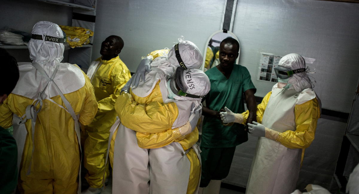 Incendian centro de tratamiento para el ébola en Congo; crece frustración por avance del virus