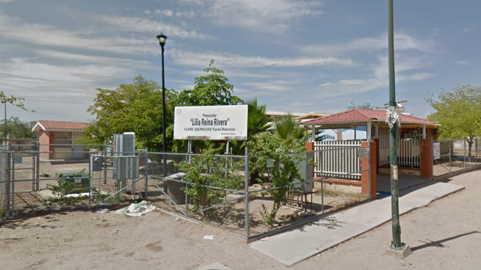 Incendio de maleza obliga evacuar a 29 menores de preescolar en Hermosillo