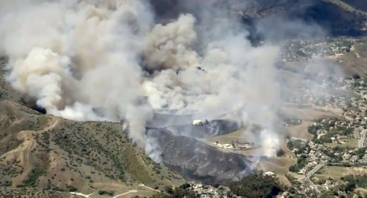 Incendio forestal en California provoca evacuación de más de 17 mil personas