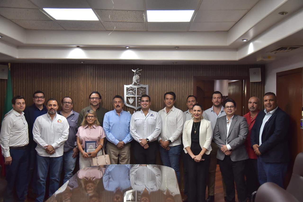 Los presentes durante la reunión del próximo evento público