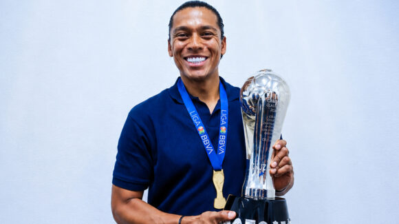 El campeón se queda; Joel Huiqui es ratificado como entrenador del Cruz Azul para el Apertura 2026
