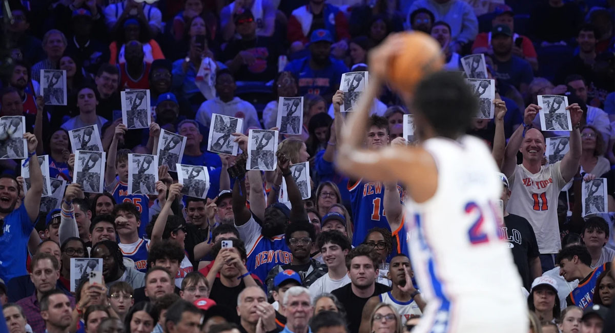 Los aficionados de los Knicks invadieron la arena de los 76ers