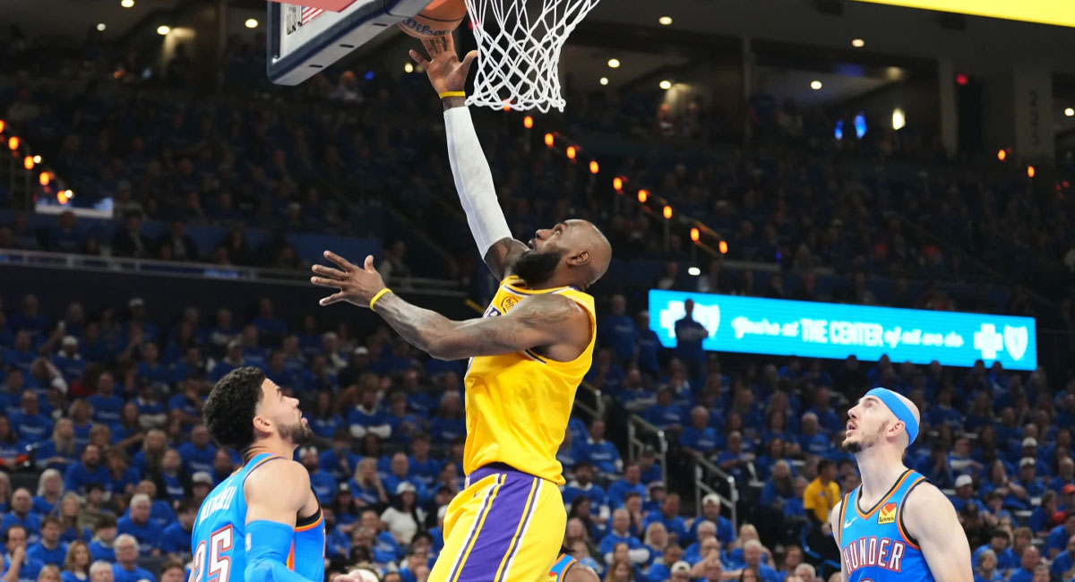 LeBron trató de mantener a los Lakers en la pelea