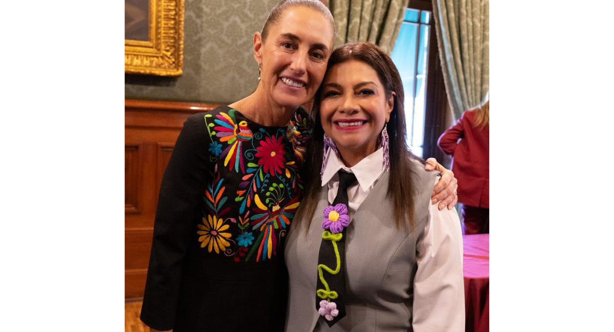 Look viral de Clara Brugada: ¿Cuánto cuesta la famosa corbata tejida y en dónde comprarla?