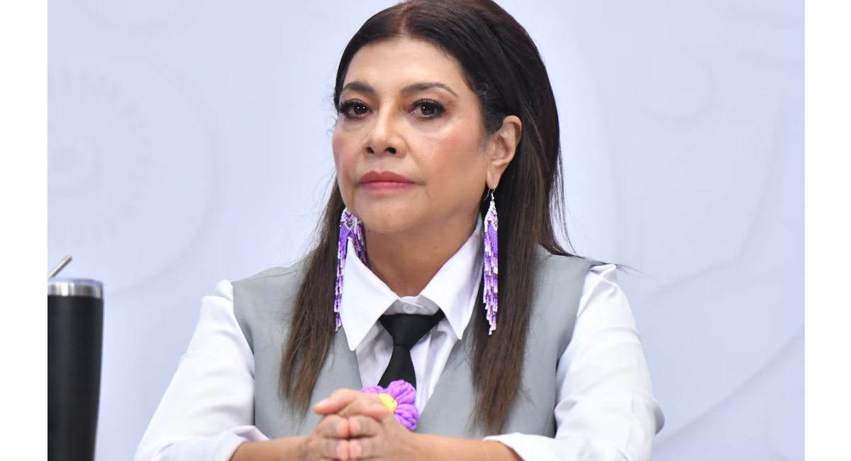 Look viral de Clara Brugada: ¿Cuánto cuesta la famosa corbata tejida y en dónde comprarla?