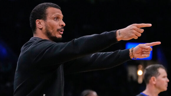 Joe Mazzulla, de los Boston Celtics es reconocido como el Entrenador del Año de la NBA