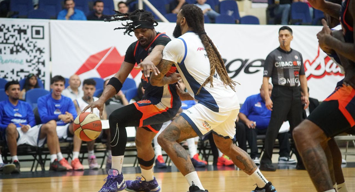 Justin Moss defiende en contra de los Pioneros