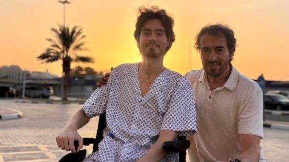 Actor Manuel Masalva reaparece en en silla de ruedas en redes tras infección bacteriana en Dubái