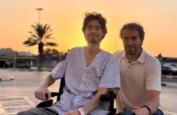 Actor Manuel Masalva reaparece en en silla de ruedas en redes tras infección bacteriana en Dubái.