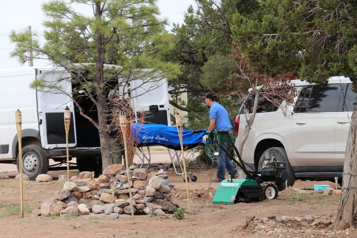 Tres personas fallecieron en Nuevo México y socorristas son descontaminados tras exposición a una sustancia desconocida.