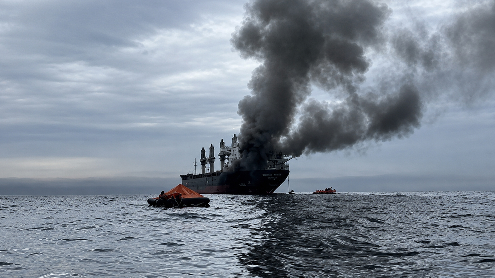 Tensión en el estrecho de Omuz: Estados Unidos ataca buque que rompió bloqueo hacia puertos de Irán