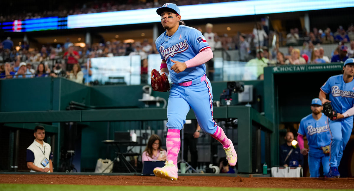 El mexicano Alejandro Osuna salió con tonos rosas en su uniforme, en homenaje a las madres