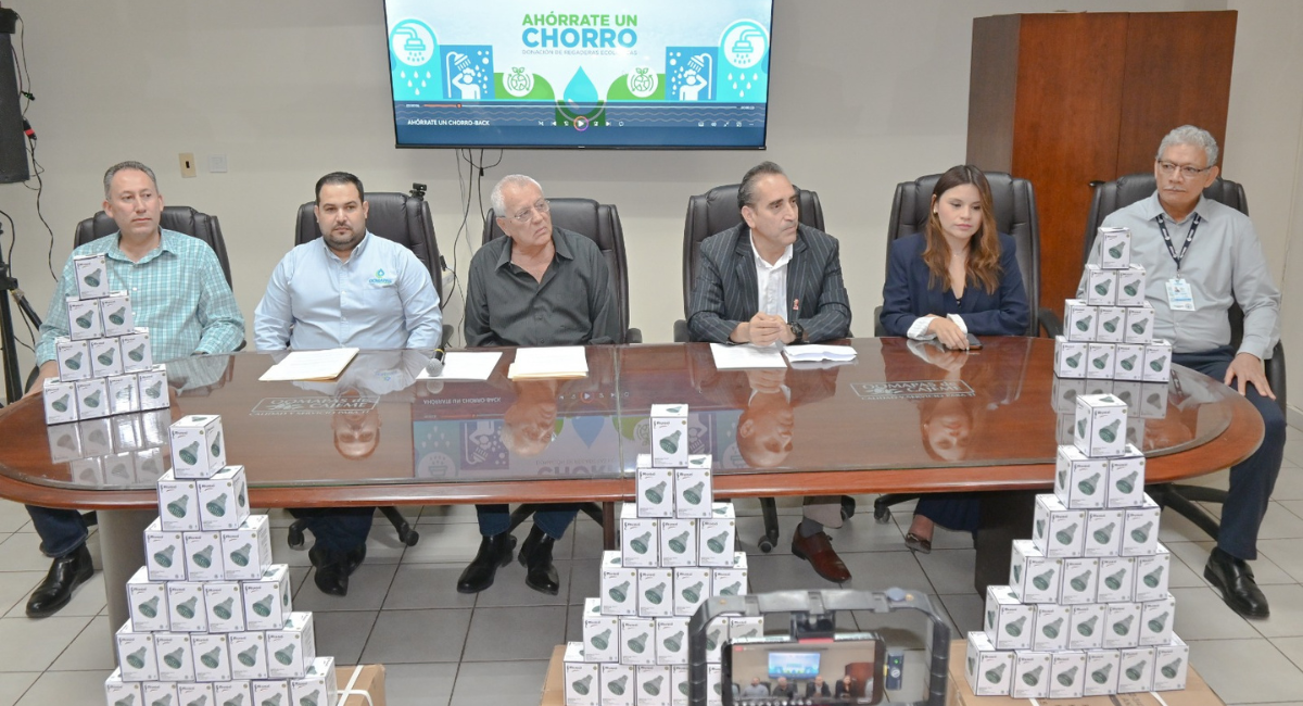 Oomapas de Cajeme fortalece programa 'Ahórrate un Chorro' con donativo de regaderas ecológicas