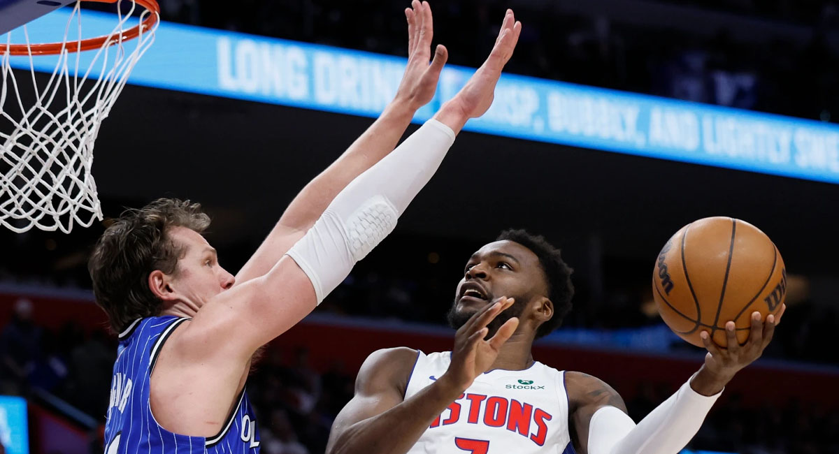 Paul Reed trata de encestar sobre la marca de Moritz Wagner