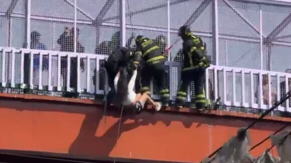 VIDEO: Mujer se arroja de puente peatonal al oriente de CDMX; rescatistas intentaron detenerla