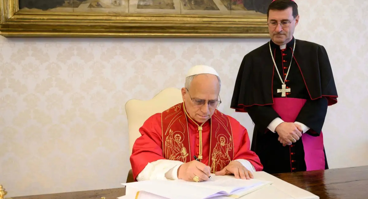 Papa León XIV alerta sobre el dominio de la IA en nueva encíclica; critica guerras y deshumanización