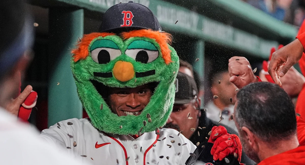 Rafaela festeja con sus compañeros en el dugout, después de su cuadrangular