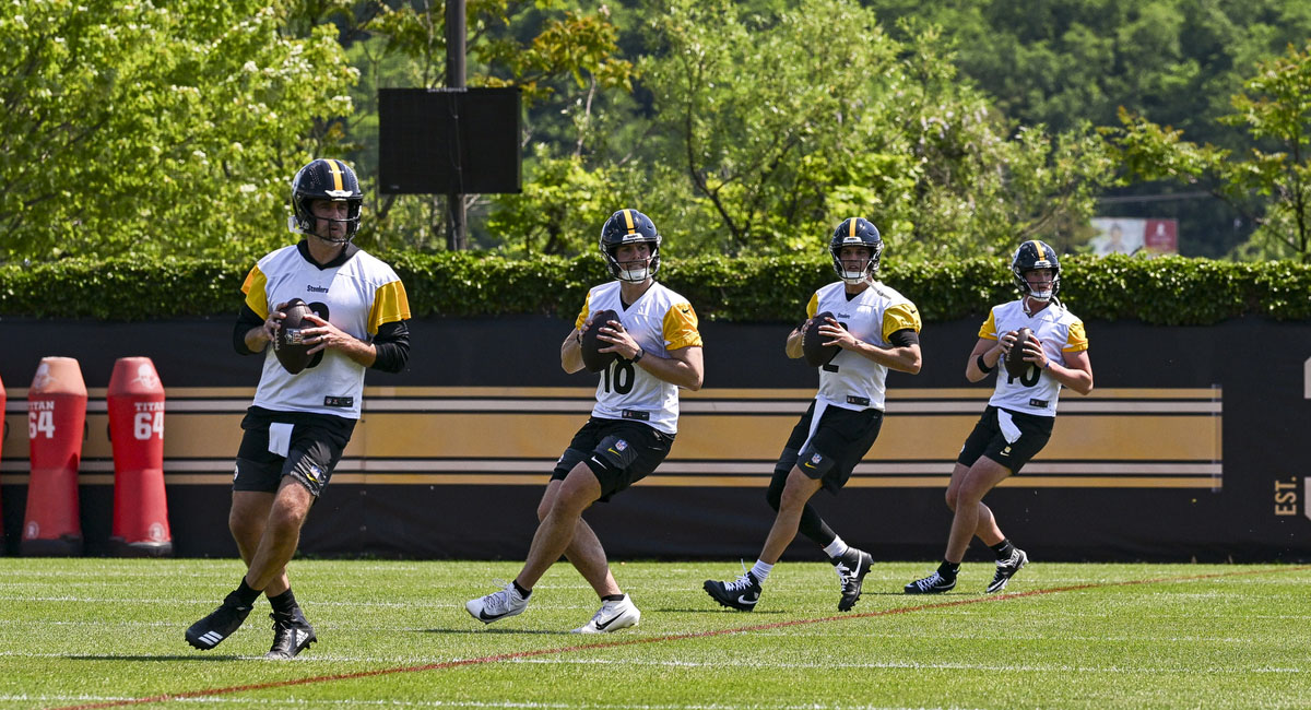 Rodgers entrenó junto a los demás quarterbacks de los Steelers