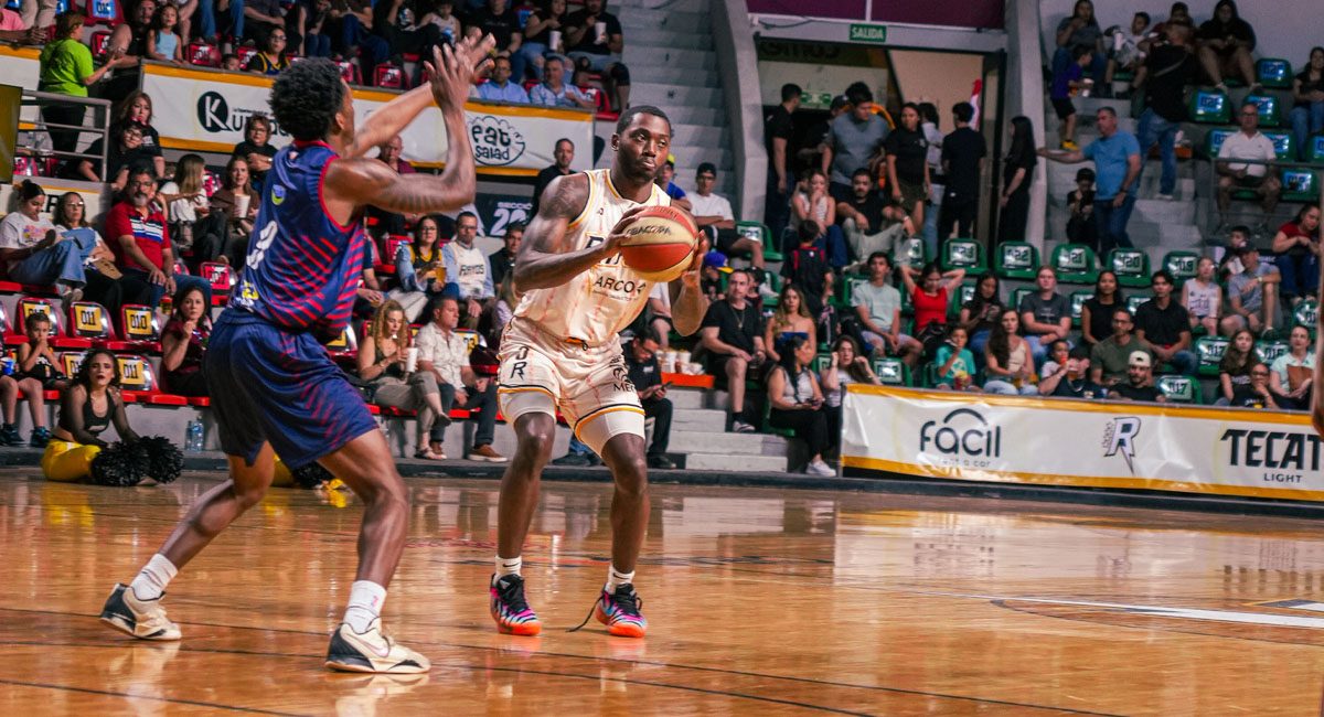 Felton trata de avanzar ante la presión de un jugador de Ostioneros