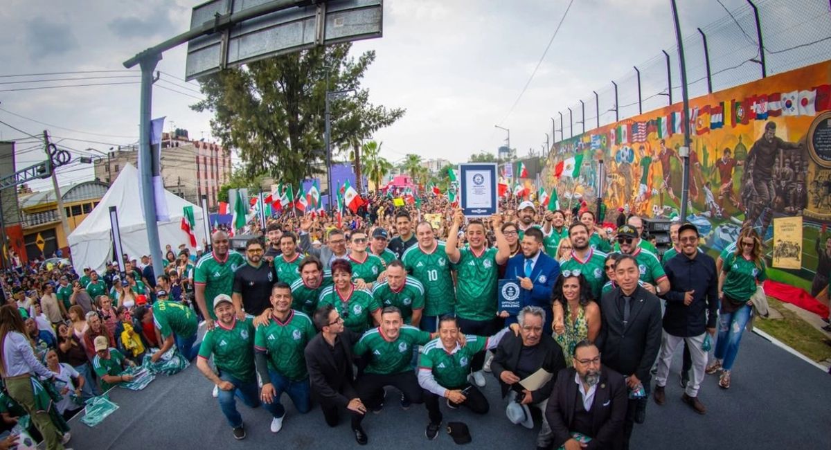 Récord Guinness para México con el mural de la Copa Mundial 2026 realizado con el pincel más grande del mundo