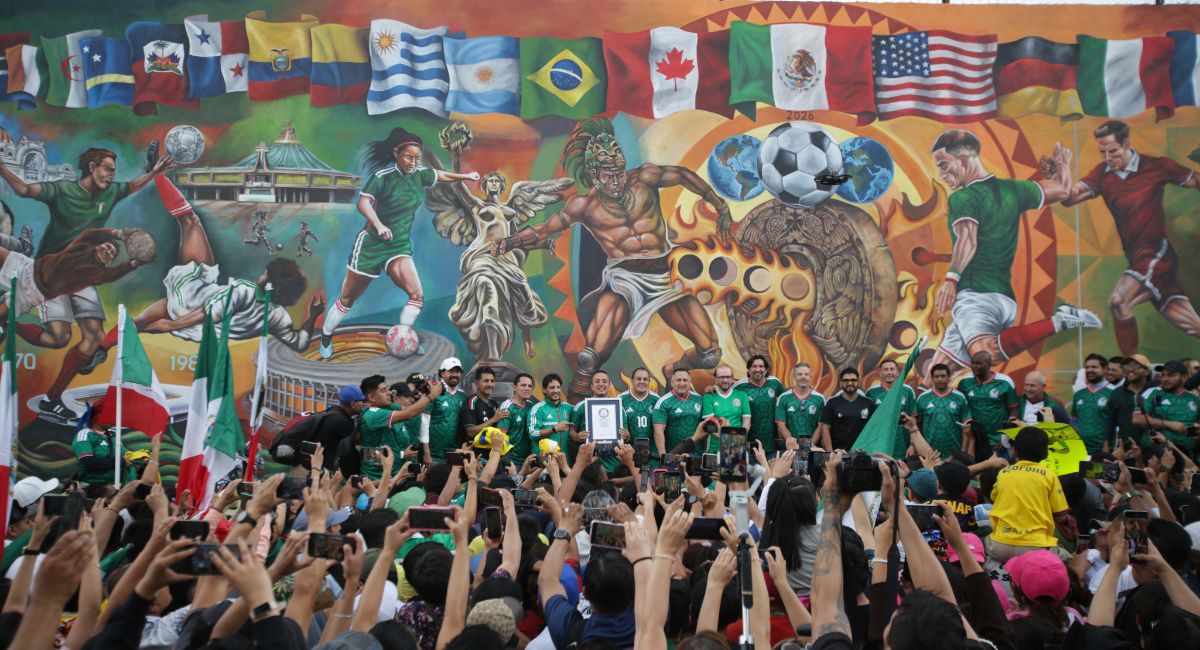 Récord Guinness para México con el mural de la Copa Mundial 2026 realizado con el pincel más grande del mundo