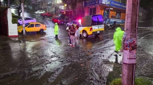 Policías rescatan a personas atrapadas por lluvias torrenciales en CDMX