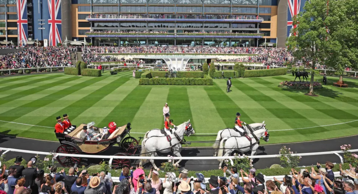 Rey Carlos III y Reina Camilla Parker en su llegada a la procesión real de Royal Ascot