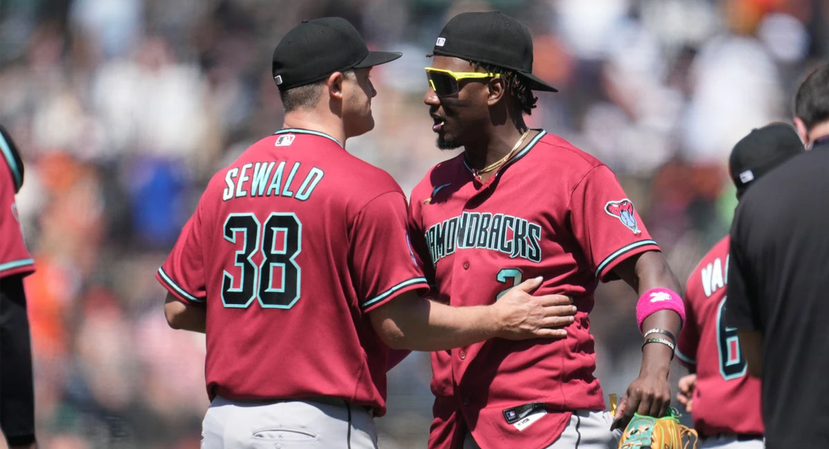 Sewald y Perdomo festejan después de finalizar el juego ante los Giants