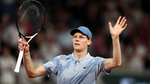 Imparable; Sinner alarga su racha triunfal al derrotar a Tabur en su debut en Roland Garros