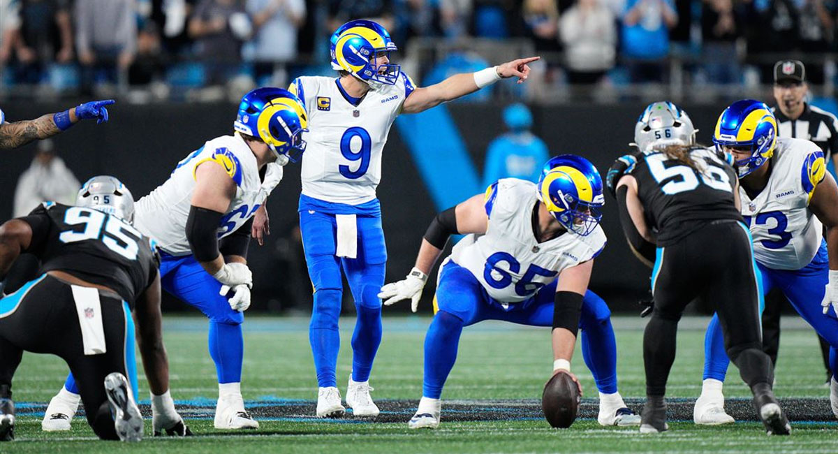 El veterano mariscal de campo seguirá al frente de la ofensiva de los Rams