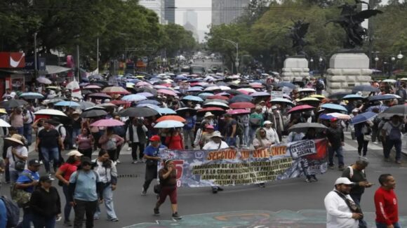 Segob y SEP reiteran diálogo con CNTE ante marcha en Zócalo capitalino