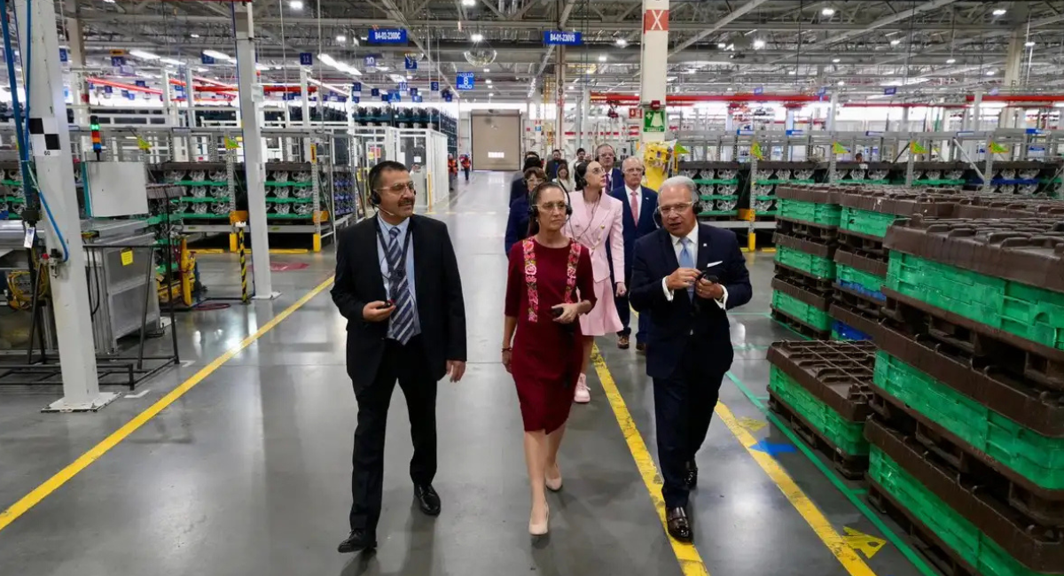 Sheinbaum acuerda producción de 80 mil vehículos anuales en México con General Motors