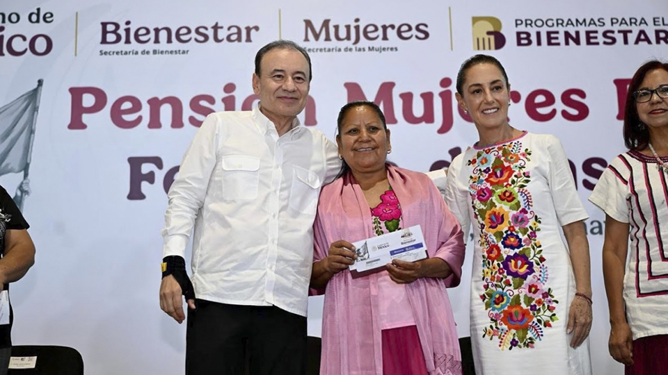 Sheinbaum y Durazo durante la entrega del programa 'Mujeres Bienestar'