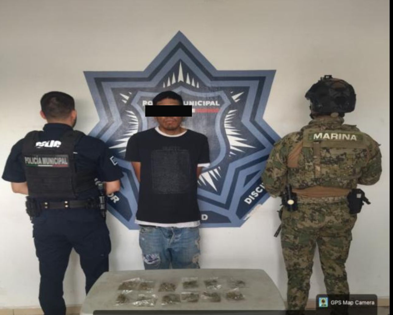 El hombre detenido junto con las bolsas de droga aseguradas