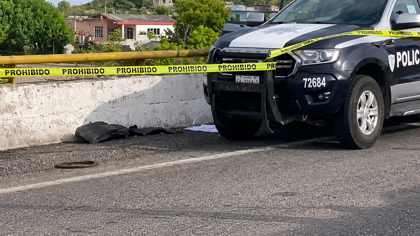 VIDEO: Encuentran cabeza humana y cuerpo decapitado junto a narcomensaje en Villahermosa