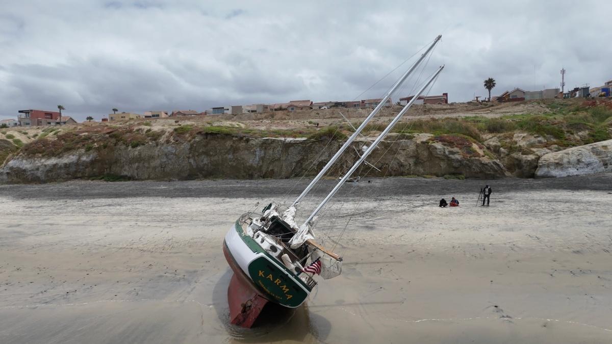 ¡Llama la atención en redes! Velero estadounidense encallado en Playas de Tijuana busca salir del mar.