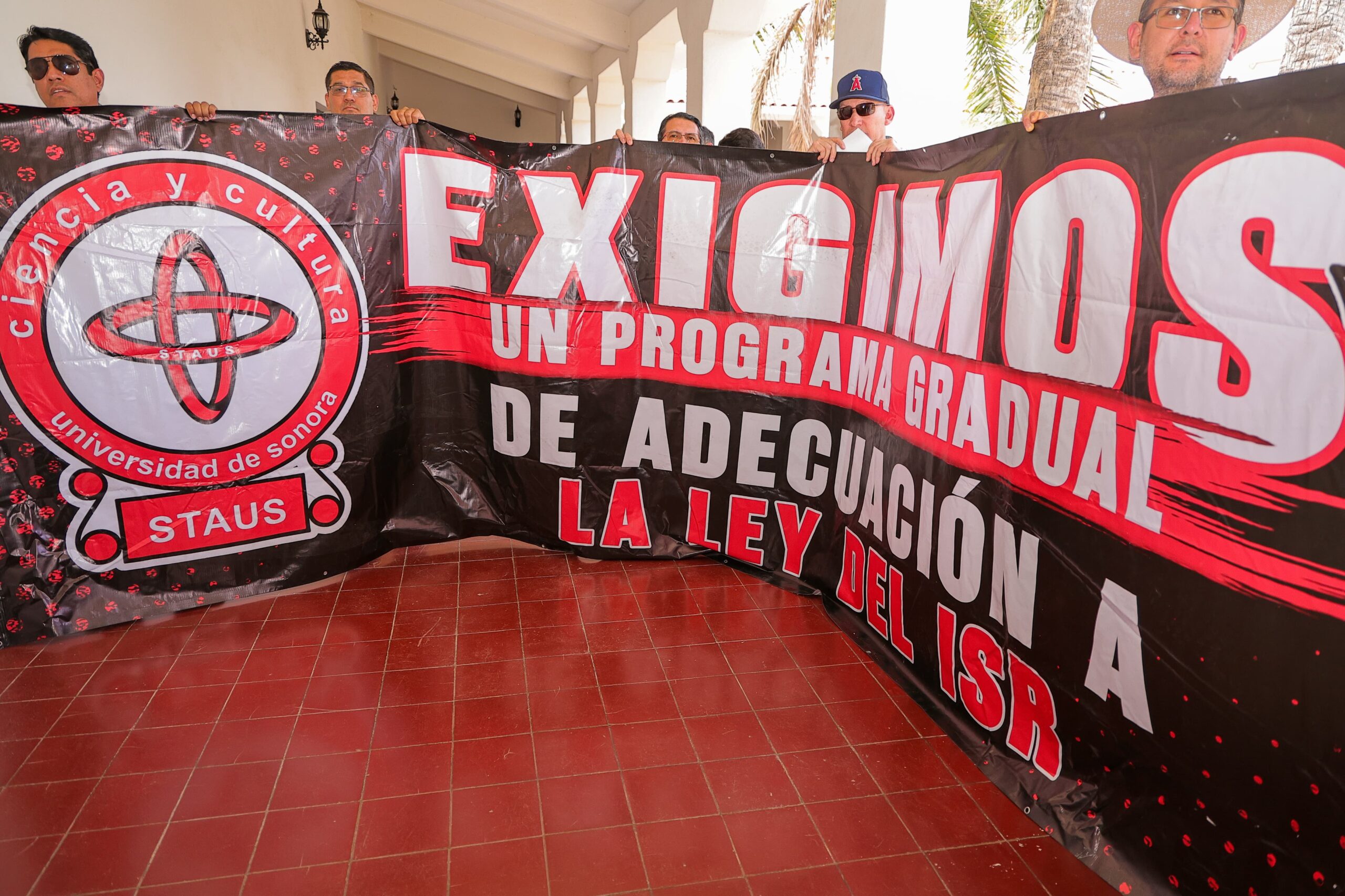 Se manifiestan integrantes del STAUS en rectoría antes de votar