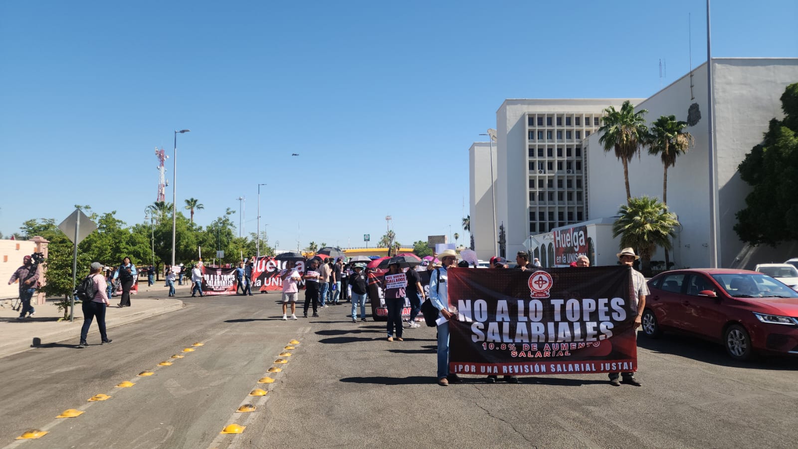 Marchan agremiados del STAUS ante la falta de acuerdos con Rectoría