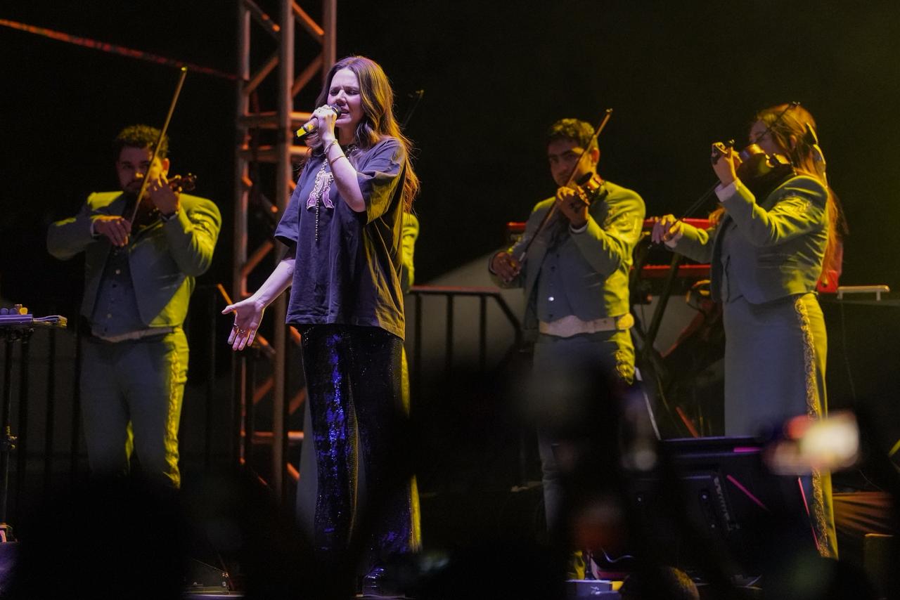 Jesse y Joy cantan con Mariachi