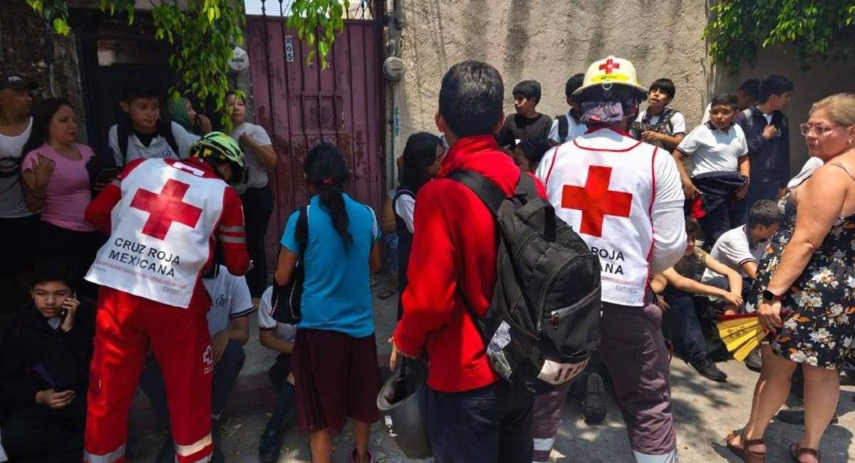 Enjambre de abejas provoca emergencia en escuela de Cuautla. Foto: Twitter