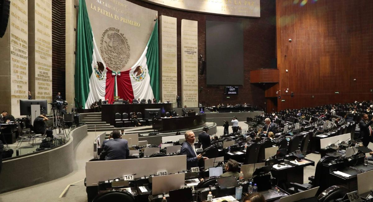 PRI despliega mantas en la Cámara de Diputados y provoca choque con Morena