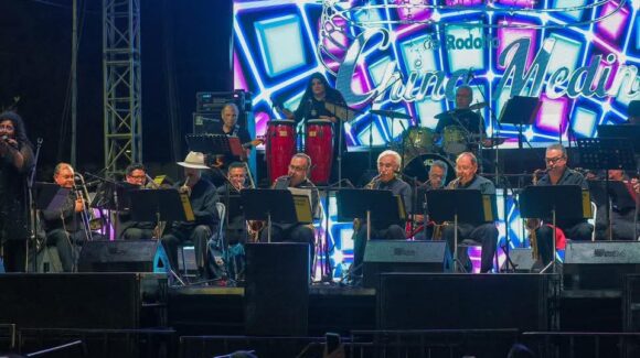 Coincidencias y Chino Medina llenan de música la Plaza Bicentenario