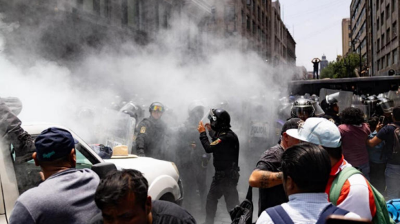 Piedras, gases y empujones: CNTE y policías chocan en intento por llegar al Zócalo