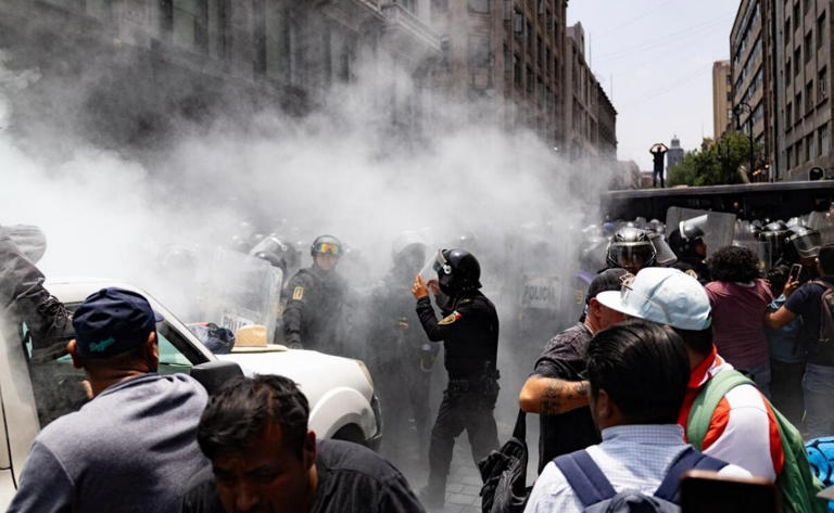 Piedras, gases y empujones: CNTE y policías chocan en intento por llegar al Zócalo