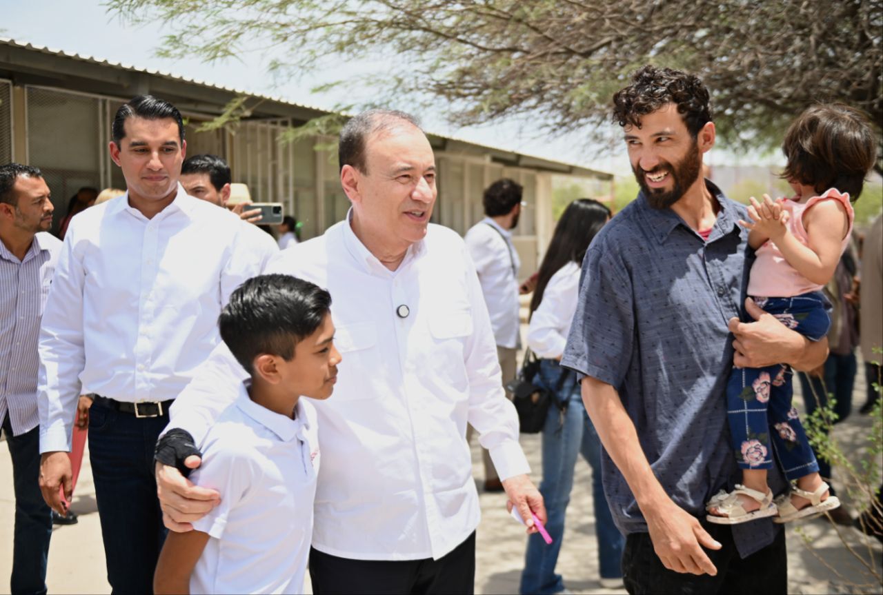 Durazo arranca entrega de uniformes escolares gratuitos en Sonora