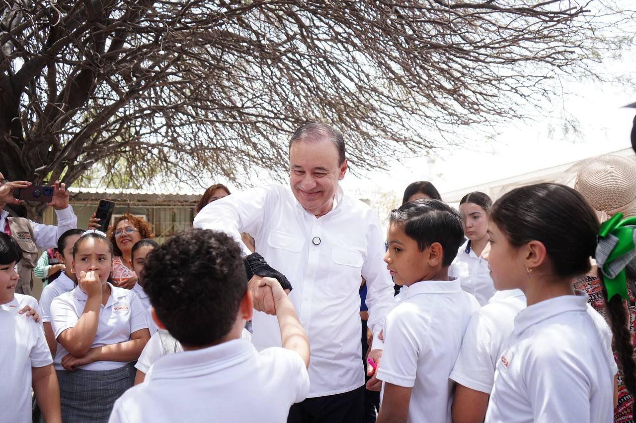 Durazo arranca entrega de uniformes escolares gratuitos en Sonora